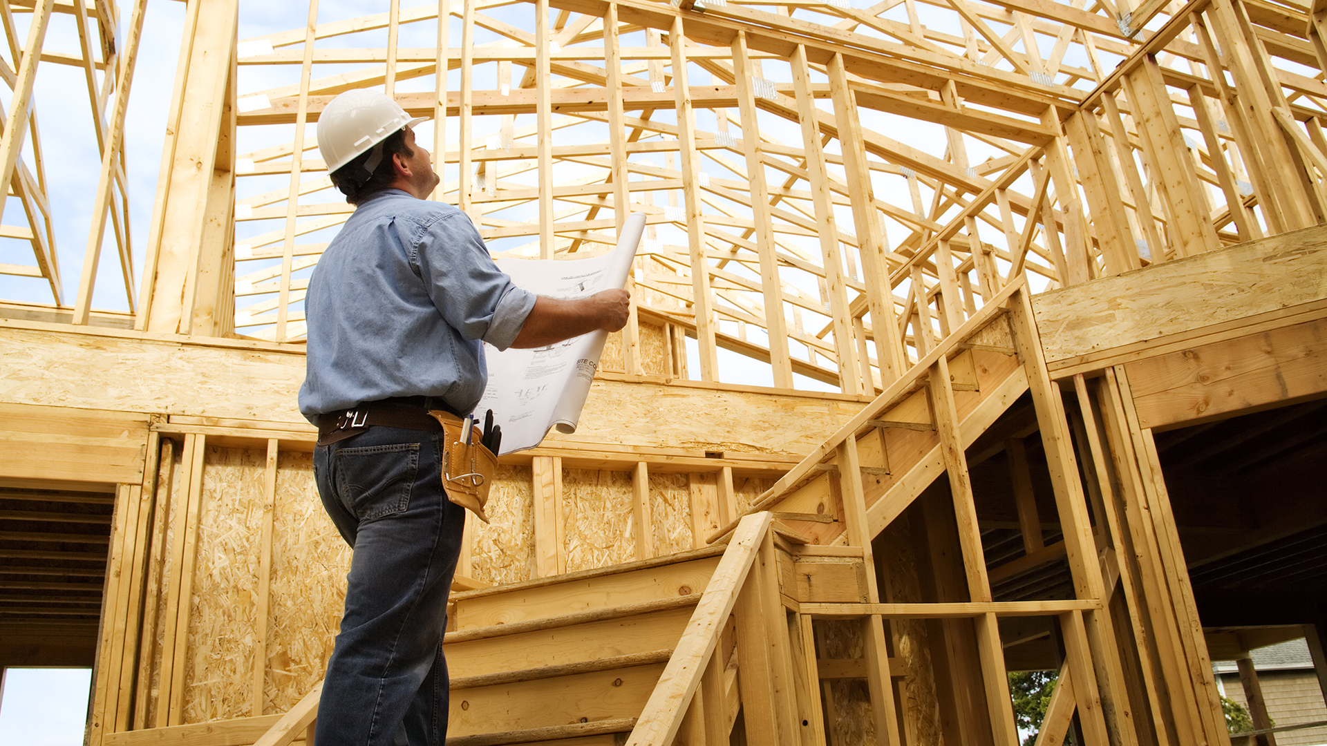 Строители строят дом. Самый лучший строй. Строитель каркасных домов. Каркасный деревянный дом. Строитель частного дома.